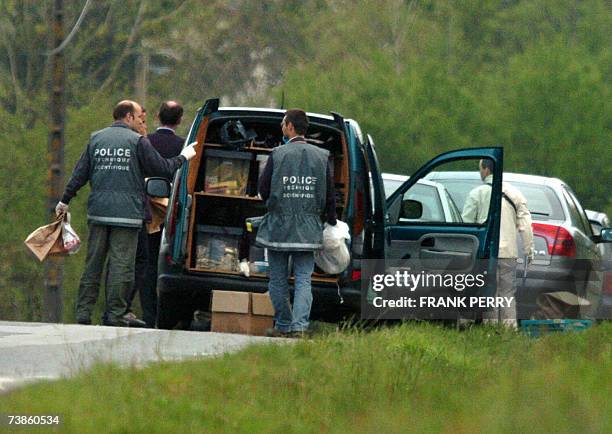 Des policiers discutent apres avoir releve des indices dans un bosquet proche du centre commercial d'Atlantis, le 11 Avril 2007 pres de Nantes, dans...