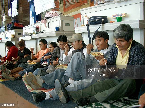 Pasajeros de la linea Lloyd Aereo Boliviano acampan en los mostradores de la compania en el aeropuerto de Cochabamba, el 11 de abril de 2007, en...