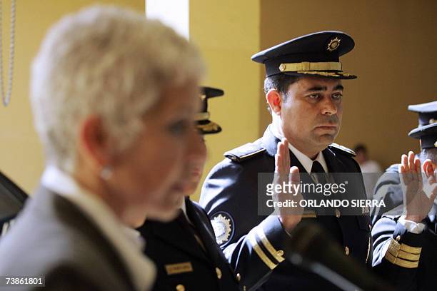 La ministra del Interior, Adela de Torrebiarte , toma juramento al comisario Irrain Corado Zuniga como subdirector de Investigacion Criminal , en...