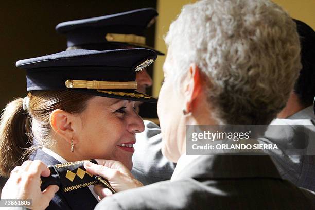 La ministra del Interior, Adela de Torrebiarte , coloca las insignias como subdirectora de Prevencion del Delito a la subcomisaria Marlene Blanco...