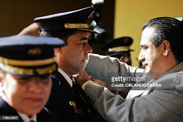 El viceministro de Seguridad, Carlos Vinicio Gomez , coloca las insignias como subdirector de Investigacion Criminal al Comisario Irrain Corado...