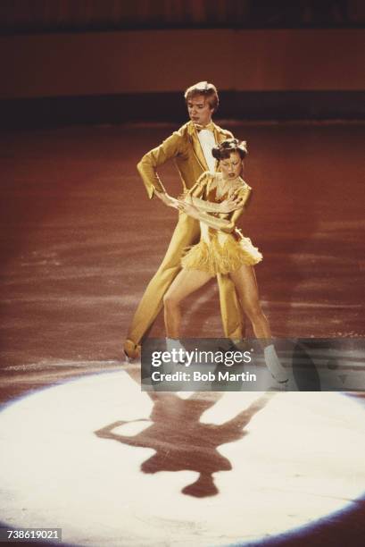 Jayne Torvill and Christopher Dean of Great Britain performing their Barnum ice dance routine on 2 February 1983 at the Richmond Theatre in Richmond,...