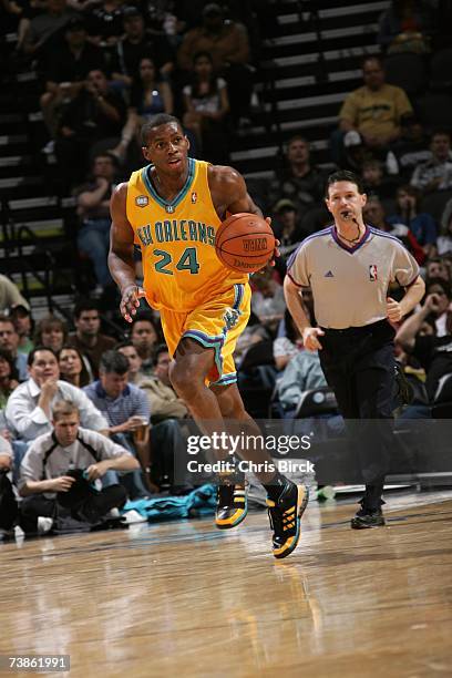 Desmond Mason of the New Orleans/Oklahoma City Hornets moves the ball against the San Antonio Spurs during the game at AT&T Center on March 28, 2007...