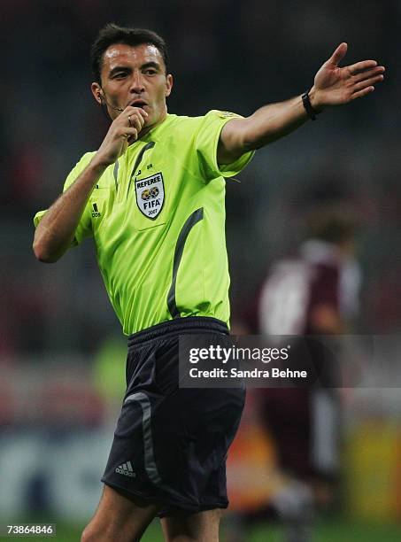 Referee Manuel Enrique Mejuto Gonzalez gestures during the UEFA Champions League quarter final second leg match between Bayern Munich and AC Milan at...