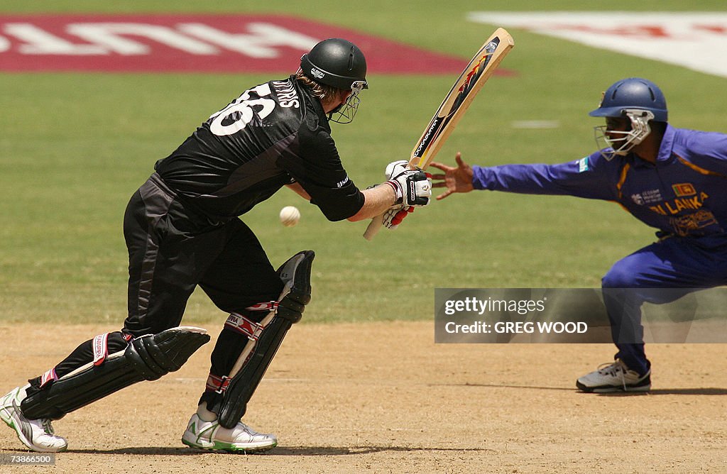 New Zealand batsman Scott Styris (L) pla...