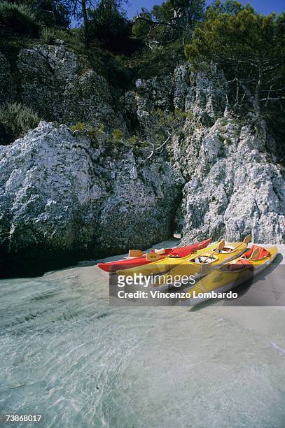 italy, cala delle arene, san domino, tremiti island, kayaks on shore - îles tremiti photos et images de collection