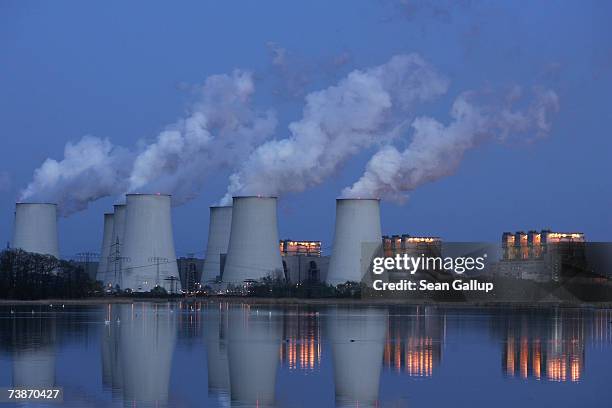Exhaust plumes from cooling towers at the Jaenschwalde lignite coal-fired power station, which is owned by Vatenfall, April 12, 2007 at Jaenschwalde,...