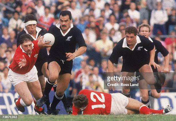 Joe Stanley of New Zealand makes a break during the 1987 Rugby World Cup Semi-Final match between New Zealand and Wales at Ballymore Stadium on June...
