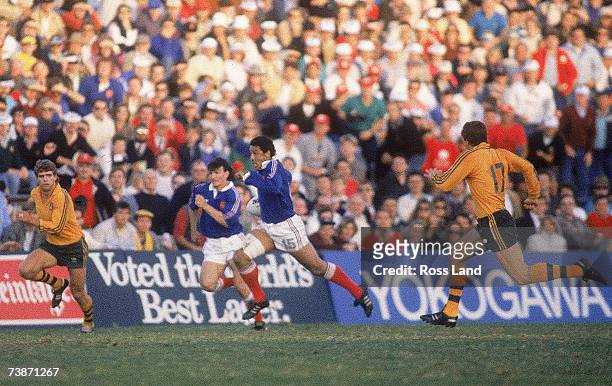 Serge Blanco of France makes a break during the 1987 Rugby World Cup Semi-Final match between Australia and France at Concord Oval on June 13, 1987...