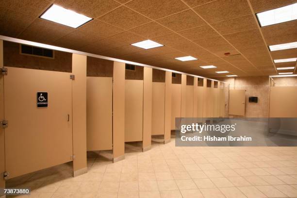 toilet stalls in a public restroom, delaware, usa - stand fotografías e imágenes de stock