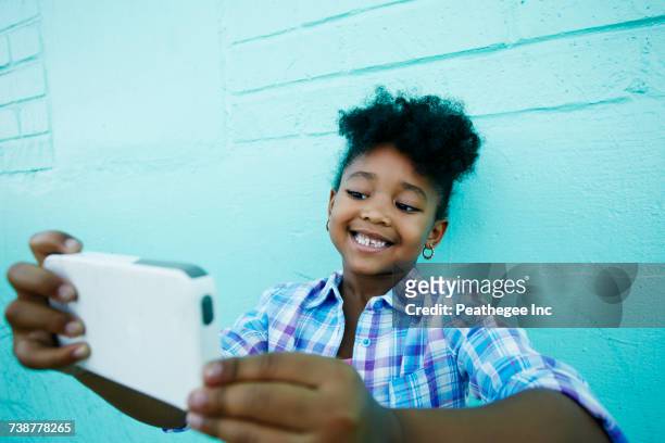 black girl posing for cell phone selfie - brick phone stock pictures, royalty-free photos & images