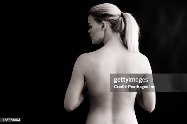 rear view of naked caucasian woman - torse photos et images de collection