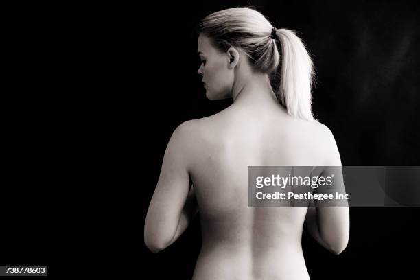 rear view of naked caucasian woman - donna mezzo busto bianco e nero foto e immagini stock