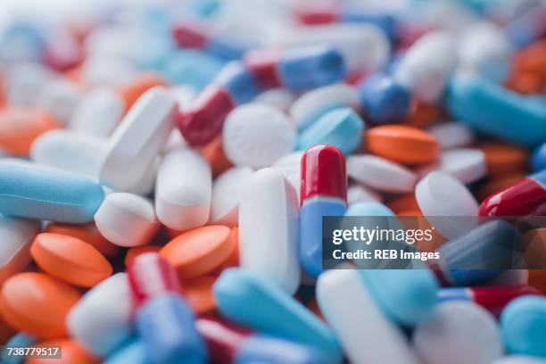 variety of pills and capsules - pharmaceutical stockfoto's en -beelden