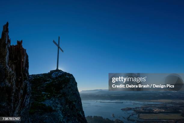 cross on mount tzouhalem, cowichan bay, on a winter day - cowichan bay stock pictures, royalty-free photos & images