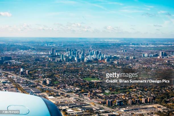 mississauga ontario from airline point of view, returning to pearson international airport - mississauga stockfoto's en -beelden
