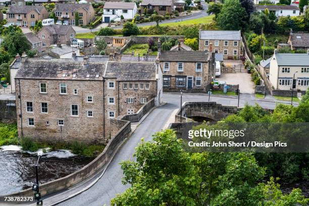 a street crossing a river and residential buildings - barnard castle 個照片及圖片檔