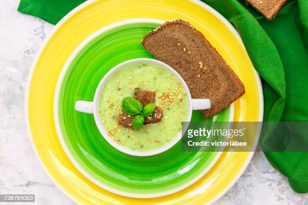 zucchini soup with rye bread - mergpompoen stockfoto's en -beelden