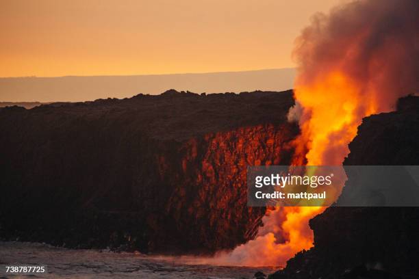 lava flowing from a lava tube into pacific ocean, hawaii, america, usa - hawaii volcanoes nationalpark stock-fotos und bilder