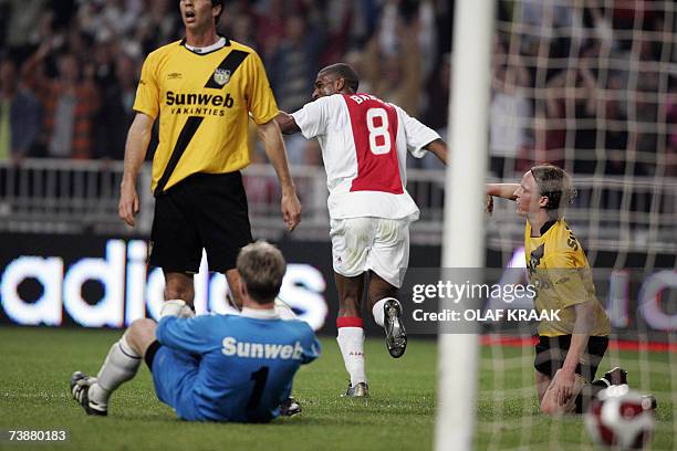 Amsterdam, NETHERLANDS: Amsterdam's Ryan Babel scores 2-0, as Breda 's Sander van Gessel and teammate Ron Stam with goalkeeper Erwin Zoetebiero look...