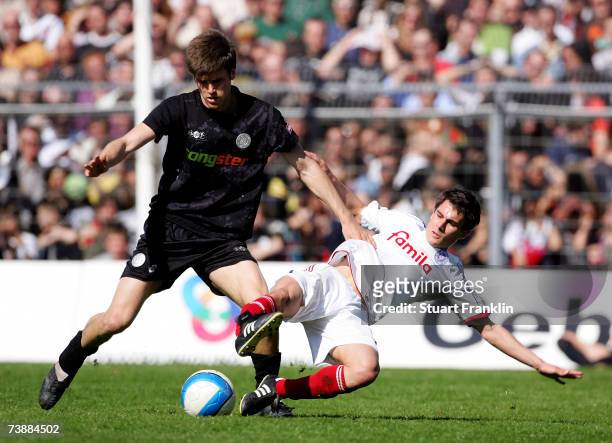 Marvin Braun of St. Pauli is challenged by Fin Bartels of Kiel during the Third League match between FC St.Pauli and Holstein Kiel at the Millerntor...
