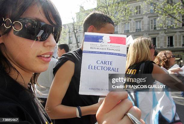 Une jeune fille montre sa Carte Electorale, lors d'une manifestation a l'appel du collectif de Clichy-sous-Bois A.C. LE FEU pour les "oublies de la...