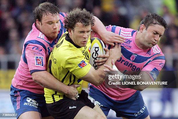 Albi's winger P Serre vies with Paris' prop Damien Weber and Julien Saubade during their French Top 14 rugby union match Albi vs Paris, 14 April 2007...