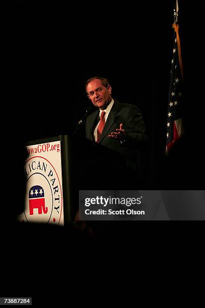Former Virginia Governor Jim Gilmore speaks to voters gathered for the Republican Party of Iowa's Abraham Lincoln Unity Dinner April 14, 2007 in Des...