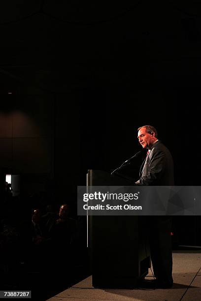 Former Virginia Governor Jim Gilmore speaks to voters gathered for the Republican Party of Iowa's Abraham Lincoln Unity Dinner April 14, 2007 in Des...