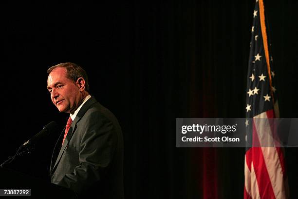 Former Virginia Governor Jim Gilmore speaks to voters gathered for the Republican Party of Iowa's Abraham Lincoln Unity Dinner April 14, 2007 in Des...