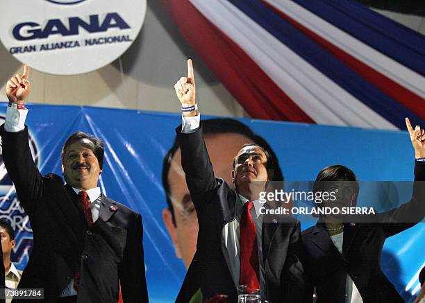 Alejandro Giamattei , su esposa Ivon y Alfredo Vila senalan al cielo el el acto en el cual Giamattei es proclamado candidato presidencial por la...