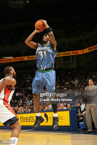 Ricky Davis of the Minnesota Timberwovles shoots the jump shot against Baron Davis of the Golden State Warriors on April 15, 2007 at Oracle Arena in...