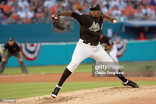 Dontrelle Willis of the Florida Marlins delivers the pitch against the Philadelphia Phillies at Dolphin Stadium on April 7, 2007 in Miami, Florida.