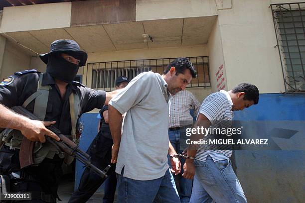 Two alleged members of the Mexican Sinaloa Cartel are escorted by Nicaraguan policemen 16 April 2007 in Tipitapa town, 23 km east of Managua, after...