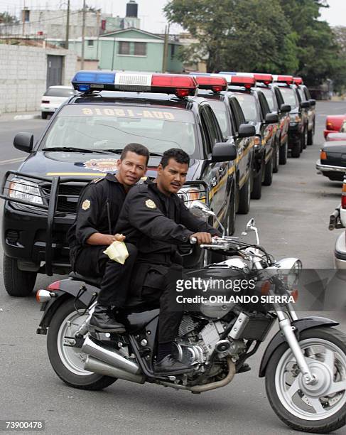 Dos agentes motorizados de la Policia Nacional Civil patrullan la Zona 6, al norte de Ciudad de Guatemala, el 16 de abril de 2007. El Consejo...