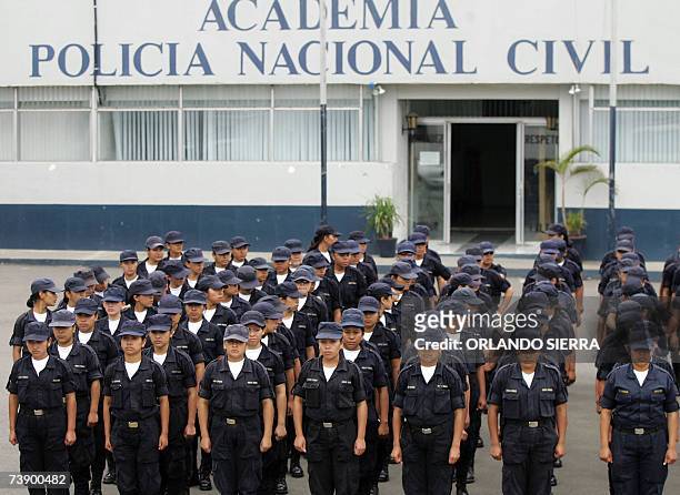 Jovenes mujeres aspirantes a policia forman frente a la Academia de Policia en la Zona 6, al norte de Ciudad de Guatemala, el 16 de abril de 2007. El...