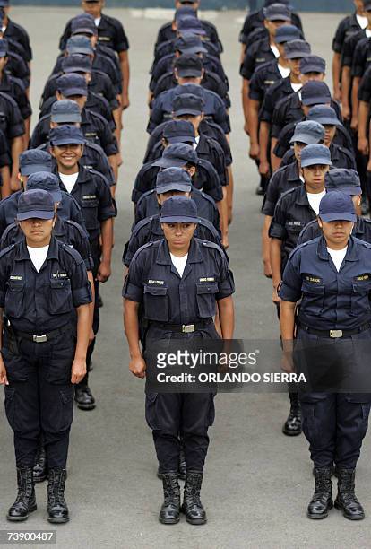 Jovenes mujeres aspirantes a policia forman frente a la Academia de Policia en la Zona 6, al norte de Ciudad de Guatemala, el 16 de abril de 2007. El...