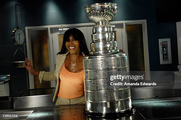 Actress Khandi Alexander poses with the Stanley Cup on the set of "CSI : Miami" at the Raleigh Manhattan Beach Studios on April 11, 2007 in Manhattan...