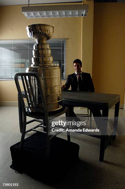 Actor Eddie Cahill poses with the Stanley Cup on the set of "CSI : NY" on April 12, 2007 in Sylmar, California.
