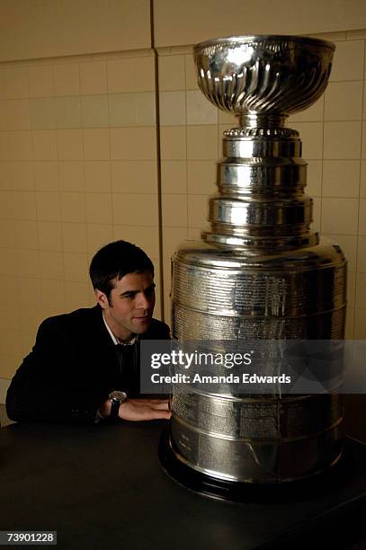 Actor Eddie Cahill poses with the Stanley Cup on the set of "CSI : NY" on April 12, 2007 in Sylmar, California.