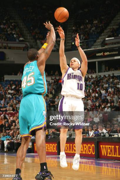 Mike Bibby of the Sacramento Kings shoots the ball over Rasual Butler of the New Orleans/Oklahoma City Hornets on April 16, 2007 at ARCO Arena in...