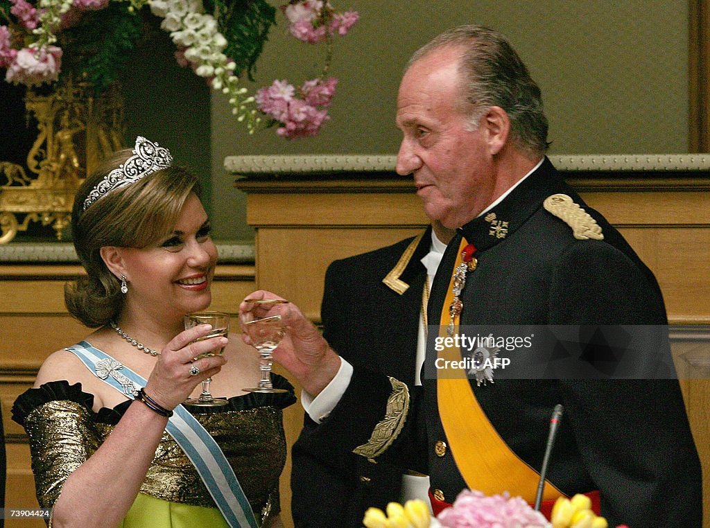 King Juan Carlos of Spain (R) toasts wit...