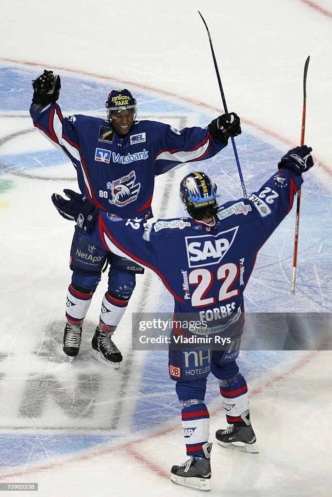 Play Off Final Adler Mannheim v Sinupret Ice Tigers Nuremberg