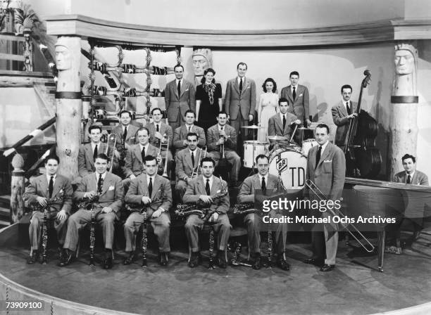 Tommy Dorsey and His Orchestra, Bert Wheeler, Constance Moore, Phil Regan, Betty Brewer, Lillian Cornell, Virginia Dale, Red Donahue and His Mule...