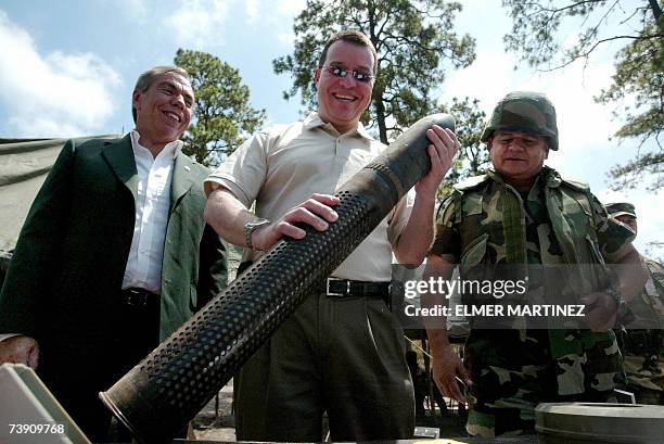 Tegucigalpa, HONDURAS: Aristides Mejia ministro de Defensa de Honduras, James Willard , ministro consejero de la embajada de EEUU y el general de...