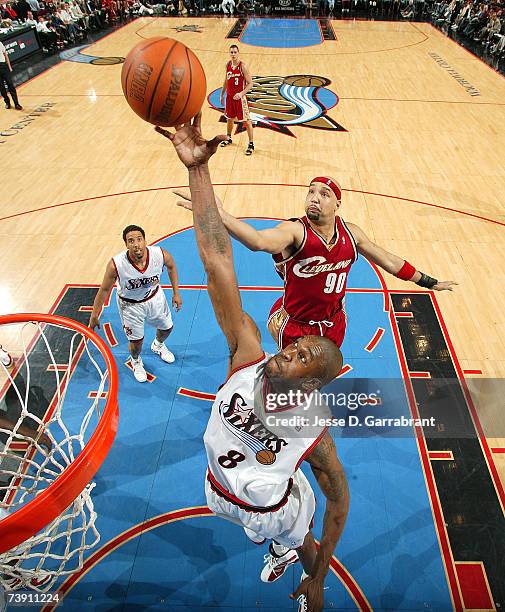 Joe Smith of the Philadelphia 76ers shoots against Drew Gooden of the Cleveland Cavaliers on April 17, 2007 at the Wachovia Center in Philadelphia,...
