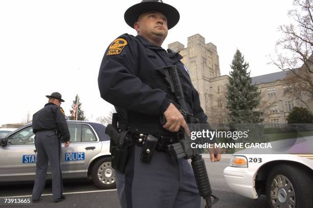 Blacksburg, UNITED STATES: Virginia state troopers respond to a perceived threat 18 April , 2007 at Virginia Tech's Burruss Hall in Blacksburg,...