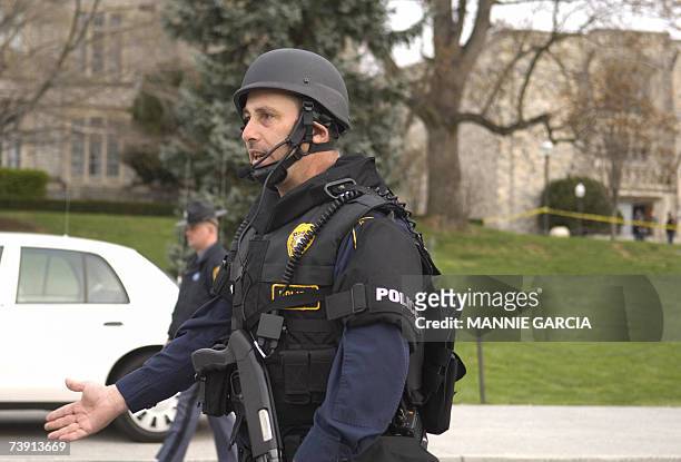 Blacksburg, UNITED STATES: Police respond to a perceived threat 18 April , 2007 at Virginia Tech's Burruss Hall in Blacksburg, Virginia which, sits...