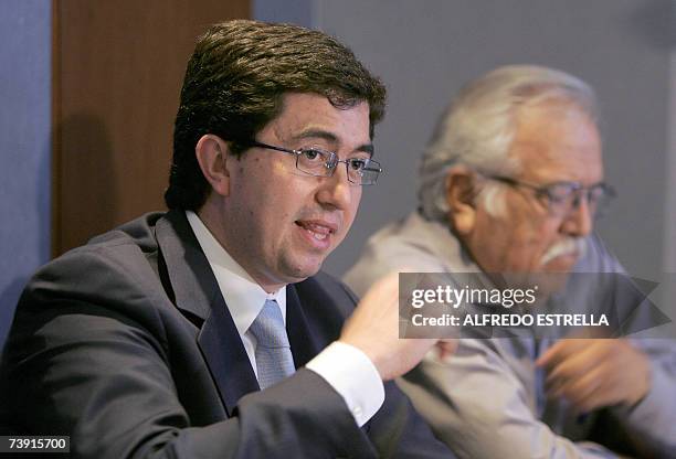 Manuel Garcia , abogado del fotografo de Newsweek Sergio Dorantes Zurita, y el ex periodista de Associated Press, Eloy Aguilar, ofrecen una...