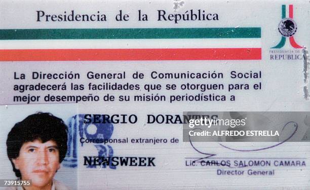 Reproduccion de un carnet de identificacion del fotografo de Newsweek, Sergio Dorantes Zurita, expedido por la Presidencia de la Republica, realizada...